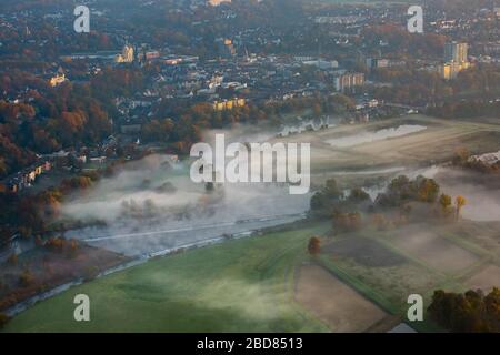 , nebbia sopra la riva autunnale del fiume della Valle della Ruhr, 30.10.2015, vista aerea, Germania, Nord Reno-Westfalia, Area della Ruhr, Essen Foto Stock