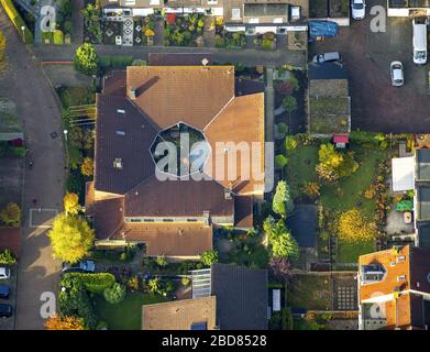 , Casa con cortile e atrio nella zona residenziale am Helfkamp a Stockum, 30.10.2015, vista aerea, Germania, Nord Reno-Westfalia, Stockum Foto Stock