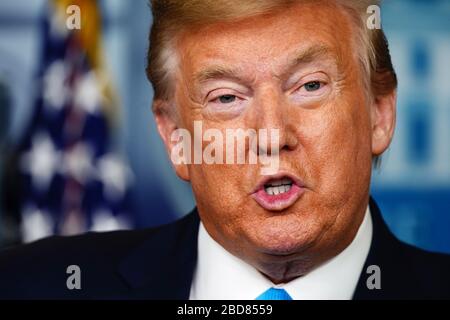 Washington, DC, USA. 06th Apr, 2020. Il presidente degli Stati Uniti Donald J. Trump, Unito dai membri della task force di Coronavirus, esprime osservazioni sulla pandemia COVID-19 nella sala di briefing della stampa di James S. Brady della Casa Bianca a Washington, DC, USA, 06 aprile 2020.Credit: Jim Loscalzo/Pool via CNP | Usage Worldwide Credit: dpa/Alamy Live News Foto Stock