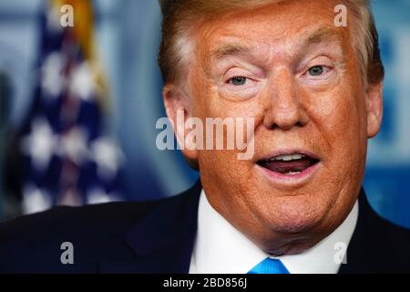 Washington, DC, USA. 06th Apr, 2020. Il presidente degli Stati Uniti Donald J. Trump, Unito dai membri della task force di Coronavirus, esprime osservazioni sulla pandemia COVID-19 nella sala di briefing della stampa di James S. Brady della Casa Bianca a Washington, DC, USA, 06 aprile 2020.Credit: Jim Loscalzo/Pool via CNP | Usage Worldwide Credit: dpa/Alamy Live News Foto Stock