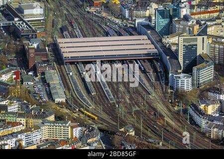 , binari ferroviari ed edifici presso la stazione centrale di Dusseldorf, 24.02.2014, vista aerea, Germania, Renania settentrionale-Vestfalia, basso Reno, Dusseldorf Foto Stock