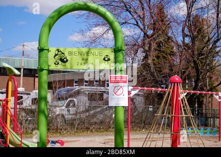 Parco giochi per bambini chiuso con cartello di avvertenza COVID 19 a Montreal Foto Stock