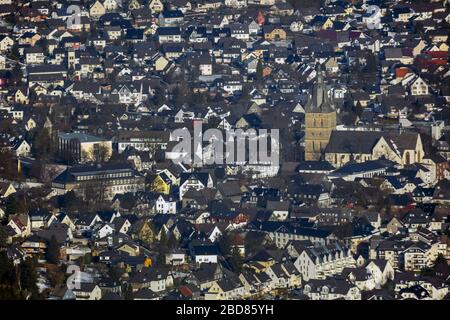 , centro della città di Brilon il romano cattolico Propsteikirche St. Petrus und Andreas, 13.02.2015, vista aerea, Germania, Nord Reno-Westfalia, Sauerland, Brilon Foto Stock