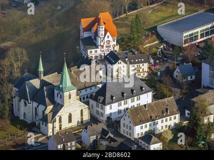 Monastero di Wedinghausen con chiesa di San Lorenzo e complesso residenziale senior Arnsberg, 12.03.2014, vista aerea, Germania, Nord Reno-Westfalia, Sauerland, Arnsberg Foto Stock