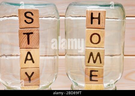 Concetto di soggiorno a casa. Quarantena, soggiorno a casa COVID-19 concetto. Misure personali per proteggere i familiari. Malattia da coronavirus. Chiudere i contatti, se lo si desidera Foto Stock