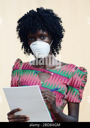 Bello African Doctor notare malattia paziente indossare maschera facciale apparecchiature mediche per evitare la contaminazione Foto Stock