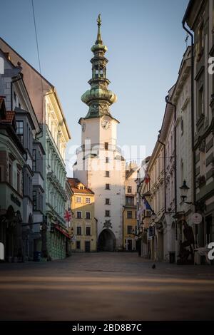 BRATISLAVA, SLOVACCHIA - Apr 7, 2020: Via Michalska vuota durante la pandemia di Coronavirus con la Torre di Michael (Michalska Brana) sullo sfondo, Bratisla Foto Stock