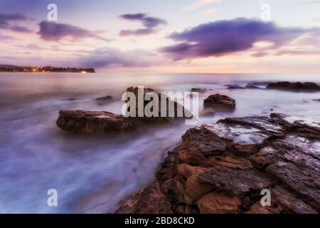 Rocce di arenaria di Turimetta dirigiti verso le spiagge del nord di Sydney all'alba. Foto Stock