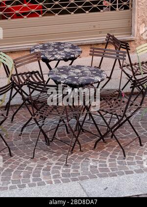 Pochi individui non identificati nelle strade vuote durante il blocco del 2020 e lo scoppio a Cremona, Italia, sotto quarantena. Piccoli negozi chiusi. Foto Stock