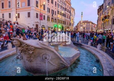 Overtourism, turismo di massa, folla dei turisti a Piazza di Spagna, Piazza di Spagna, Fontana della Barcaccia, Roma, Italia. Foto Stock