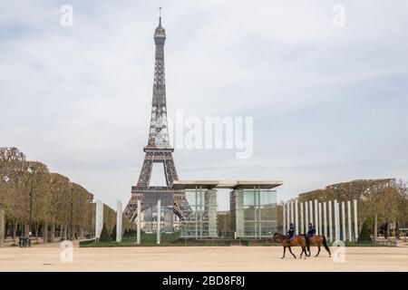 Parigi, Francia. 7 Aprile 2020. Poliziotti pattugliano su una strada a Parigi, Francia, il 7 aprile 2020. Quando la Francia è entrata nella sua quarta settimana di blocco, l’epidemia COVID-19 ha ancora colpito duramente, sostenendo martedì 1,417 altri decessi negli ospedali e nelle case di cura, facendo la morte combinata a 10,328, un funzionario sanitario francese ha detto. Credit: Aurelien Morissard/Xinhua/Alamy Live News Foto Stock