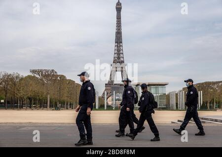 Parigi, Francia. 7 Aprile 2020. Poliziotti che indossano maschere protettive pattugliano su una strada a Parigi, Francia, il 7 aprile 2020. Quando la Francia è entrata nella sua quarta settimana di blocco, l’epidemia COVID-19 ha ancora colpito duramente, sostenendo martedì 1,417 altri decessi negli ospedali e nelle case di cura, facendo la morte combinata a 10,328, un funzionario sanitario francese ha detto. Credit: Aurelien Morissard/Xinhua/Alamy Live News Foto Stock