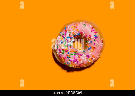 Ciambella su sfondo giallo Foto Stock