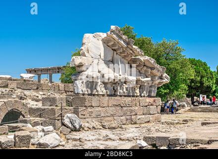 Rovine del Tempio di Dioniso su un'antica città greca Pergamon in Turchia Foto Stock