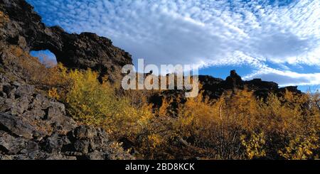 Campo lavico di Dimmuborgir nel nord dell'Islanda dal Lago Myvatn Foto Stock