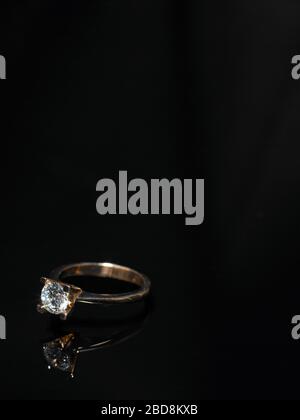 Primo piano dell'anello diamantato/anello di innesto Foto Stock