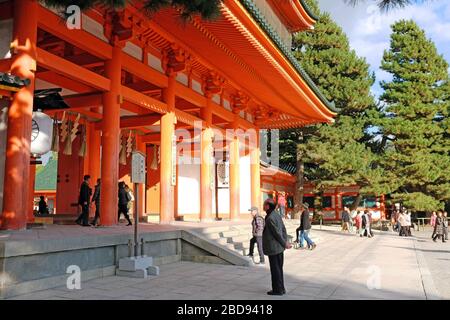 Il santuario Heian Jingu fu costruito nel 1895. Un uomo si erge e si stupisce fuori dall'ingresso dell'Otenman in questa attrazione di Kyoto, Giappone. Foto Stock