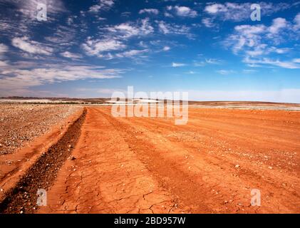 Strade rosse dell'Australia remota. Milparinka, NSW, Australia Foto Stock