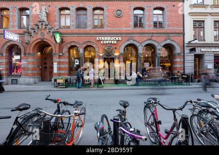 Starbucks Coffee Store a Sodermalm, il quartiere bohemiano di Stoccolma, Svezia, Europa Foto Stock