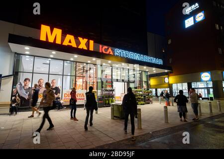 Supermercato Maxi ICA Stormarknad a Stoccolma, Svezia, Europa Foto Stock