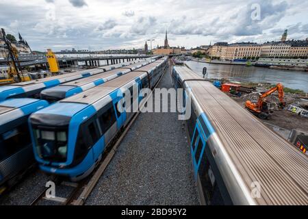 Treni della metropolitana SL sopra il suolo a Stoccolma, Svezia, Europa Foto Stock