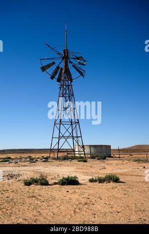 Rovine di un mulino a vento in una casa abbandonata in Outback Australia. Foto Stock