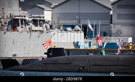 I sottomarini della Japan Maritime Self-Defence Force condividono il molo con un Destroyer della Marina statunitense nel porto di Yokosuka, Giappone. Foto Stock
