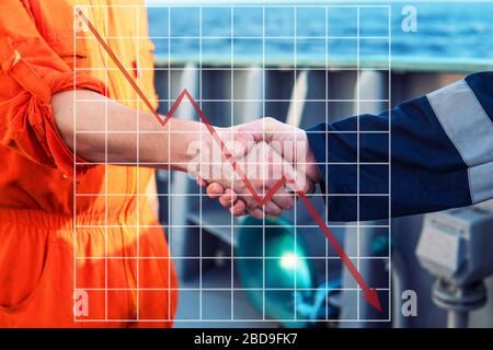 Concetto di caduta di mercato in industria marina con downcal graphics. Appaltatore marino handshaking con lavoratore Foto Stock