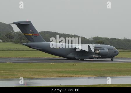 05-5154, un Boeing C-17A Globemaster III gestito dalla United States Air Force (USAF), presso l'aeroporto Prestwick di Ayrshire. Foto Stock