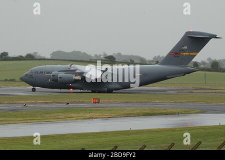 05-5154, un Boeing C-17A Globemaster III gestito dalla United States Air Force (USAF), presso l'aeroporto Prestwick di Ayrshire. Foto Stock