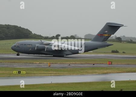 05-5154, un Boeing C-17A Globemaster III gestito dalla United States Air Force (USAF), presso l'aeroporto Prestwick di Ayrshire. Foto Stock