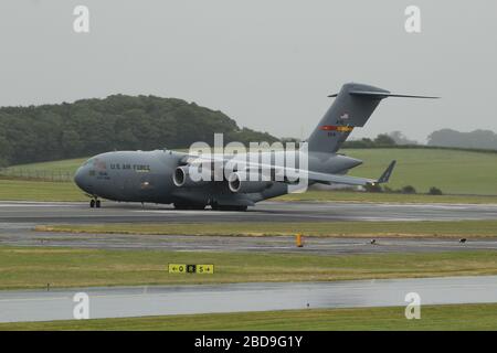 05-5154, un Boeing C-17A Globemaster III gestito dalla United States Air Force (USAF), presso l'aeroporto Prestwick di Ayrshire. Foto Stock