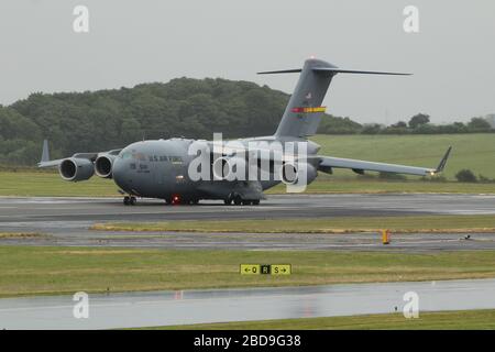 05-5154, un Boeing C-17A Globemaster III gestito dalla United States Air Force (USAF), presso l'aeroporto Prestwick di Ayrshire. Foto Stock