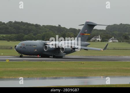 05-5154, un Boeing C-17A Globemaster III gestito dalla United States Air Force (USAF), presso l'aeroporto Prestwick di Ayrshire. Foto Stock