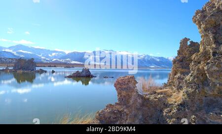 Tufa torri colonne di pietra calcarea al lago Mono in California - fotografia di viaggio Foto Stock