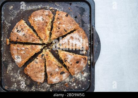 Pane soda di frutta fatto in casa su una teglia da forno Foto Stock