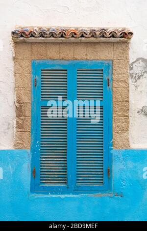 Persiane blu finestra su una casa nella Medina di Essaouira Marocco Foto Stock