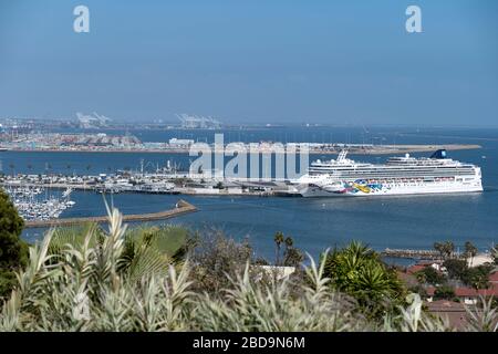 San Pedro, CA/USA - 3 aprile 2020: Una grande nave da crociera è ormeggiata a LA Harbour vicino alla nave da guerra chiusa US Iowa Museum durante la quarantena di coronavirus Foto Stock