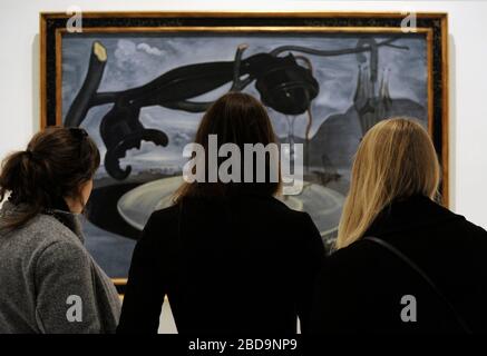 Chicas contemplando el cuadro 'El enigma de Hitler' (1939), obra de Salvador Dalí (1904-1989), en una sala del Museo Nacional Centro de Arte Reina Sofía. Madrid. España. Foto Stock