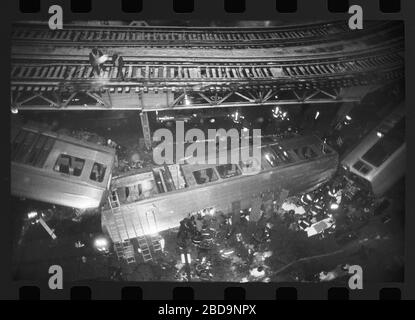 Elevated El train derailment a Chicago, Illinois il Venerdì sera 4 febbraio 1977. Le auto in treno cadono al livello della strada del Chicago Loop a causa di una collisione all'incrocio tra Lake Street e Wabash Avenue. Immagine da 35 mm negativo. Foto Stock