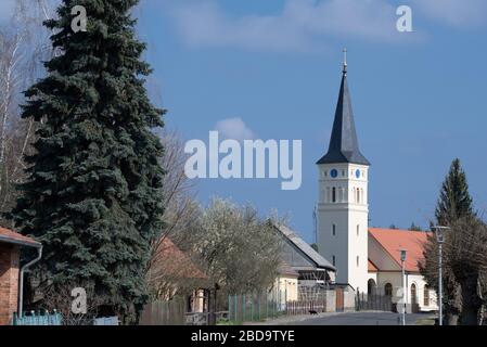 07 aprile 2020, Brandeburgo, Beelitz/OT Schäpe: Case residenziali sulla strada del villaggio e la chiesa protestante. Foto: Soeren Stache/dpa-Zentralbild/dpa Foto Stock