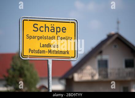 07 aprile 2020, Brandeburgo, Beelitz/OT Schäpe: Il cartello d'ingresso della città con l'aggiunta 'Spargelstadt Beelitz'. Foto: Soeren Stache/dpa-Zentralbild/dpa Foto Stock