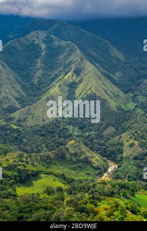 La vista del Monte Nona nella reggenza di Enrekang, Sulawesi del Sud, Indonesia. Foto Stock