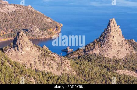 Maestosa natura del Kazakistan concetto: Vista epica del lago Burabay con Okzhetpes e Zhumbaktas rocce dal punto più alto del Monte Sinyuha al sole Foto Stock