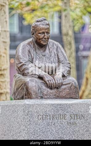 Scultura di Gertrude Stein a Bryant Park, New York Foto Stock