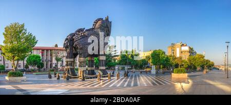 Canakkale, Turchia -07.23.2019. Museo all'aperto di Troy Antique City sull'Embankment di Canakkale in Turchia in una mattinata d'estate. Vista panoramica di grandi dimensioni Foto Stock