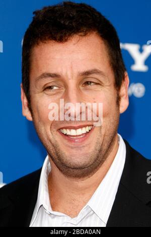 6 novembre 2011, Westwood, CA, USA: LOS ANGELES - 6 NOVEMBRE: Adam Sandler alla Premiere ''Jack and Jill'' al Village Theatre il 6 novembre 2011 a Westwood, CA (Credit Image: © Kay Blake/ZUMA Wire) Foto Stock