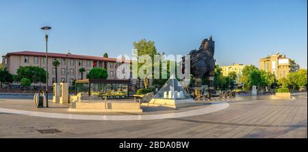 Canakkale, Turchia -07.23.2019. Museo all'aperto di Troy Antique City sull'Embankment di Canakkale in Turchia in una mattinata d'estate. Vista panoramica di grandi dimensioni Foto Stock