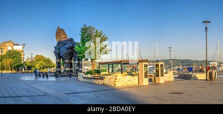 Canakkale, Turchia -07.23.2019. Museo all'aperto di Troy Antique City sull'Embankment di Canakkale in Turchia in una mattinata d'estate. Vista panoramica di grandi dimensioni Foto Stock