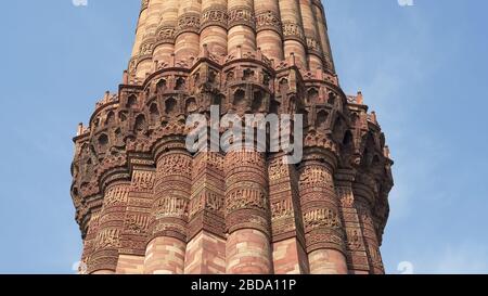 primo piano di un balcone dettaglio sulla torre qutub minar a delhi Foto Stock